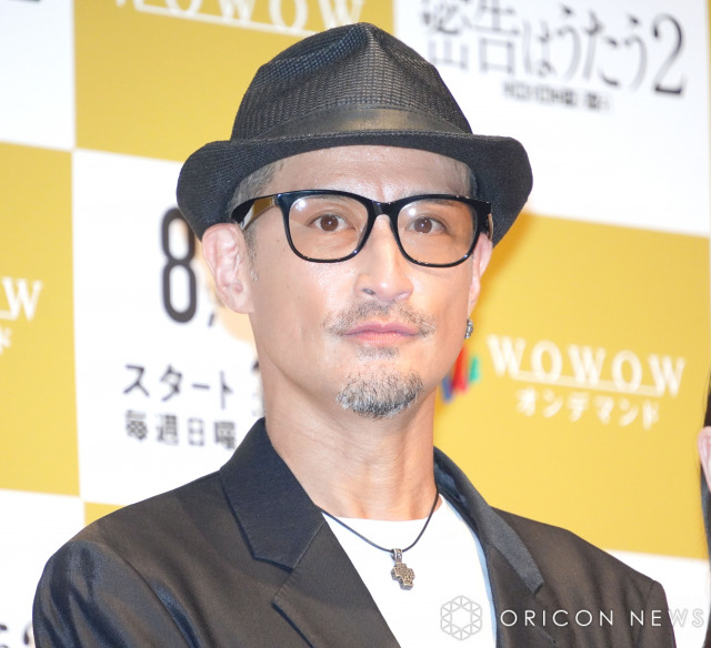 松岡昌宏、会見中に丸刈り姿を披露「暑かったんで」　一斉のシャッターに照れ笑い