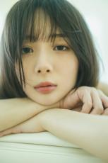 岡田紗佳、美バストあらわな寝転び姿「ムニュってなってるよ」「布が足りてない！けしからん！」