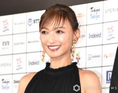 52歳・望月理恵アナ、美太ももまぶしい“ミニスカ”姿で豪快ショット「スタイルいい」「キレイなスイング!!」