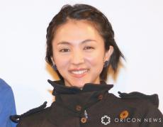 満島ひかり、太ももあらわな美脚ショット　大ぶりリボンが印象的なミニワンピ着こなす