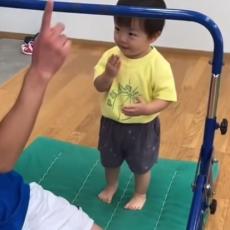 将来は体操選手…？“はじめての逆上がり”に挑む2歳児＆“相撲デビュー”の1歳児「手を離さないの天才かよ！」「つよすぎる…」