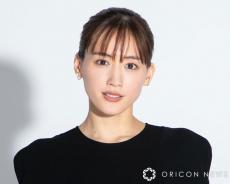 綾瀬はるか、水着姿で艶やか美ボディ　アンニュイな表情で大人の色気