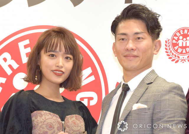 妊娠中の近藤千尋、夫と“ナイトプール”で2ショット　「赤ちゃん産まれるまでに濃い時間を」家族と“夏の思い出”公開