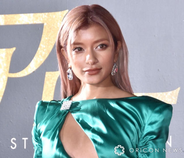 ローラ、“大胆”ハイレグ紐ビキニ姿で「癒され」ショット公開　「スーパーボディ炸裂」「色気すごい」ファン歓喜