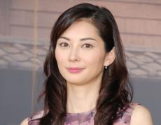 伊東美咲、ハワイからシンガポールに移住を報告　マネージャーがインスタで“お疲れ様会”をアップ