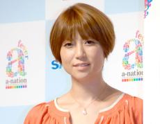 48歳・hitomi、生足全開の全身ショットに「美脚がすごい」　日差し浴びる姿に「素敵なママ」声も