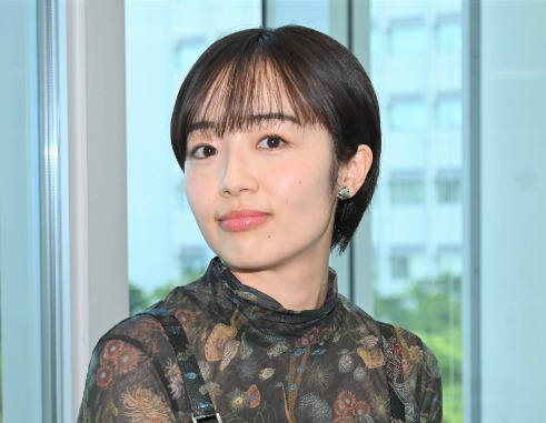 『虎に翼』花江ちゃん“息子2人の私物”を物色!?　森田望智、新たなオフショットを公開