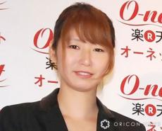 大友愛さん、“赤髪×太縁メガネ”の近影に絶賛の声「いい色」「めっちゃ可愛いです」