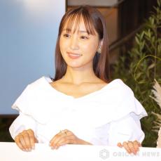 菅井友香、デコルテざっくりピンクコーディネート披露「心も開いて」