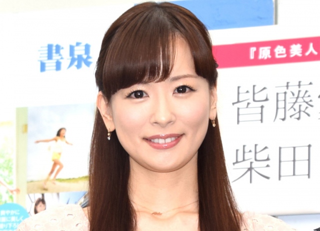 皆藤愛子、スリットから”骨折回復”美脚チラリ　まだ筋肉やわやわで「色っぽい」「たまらんなぁ～」