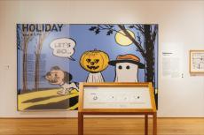 スヌーピーミュージアム、新企画展「ホリデー」スタート　館内がハロウィーン仕様に