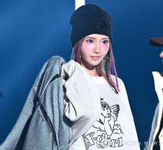 【TGC2024A/W】“令和No.1キャバ嬢”HIMEKA、TGC登場　ショートパンツ×網タイツで美脚披露