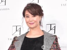 観月ありさ、マリンウェアでイルカと交流に反響「ぴんく色の人魚がいる」「お美しいです！」