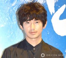 永山瑛太、松本潤と“ヒゲ”2ショット「イケおじすぎる」「エモイとはこのモノクロ写真のことか！」