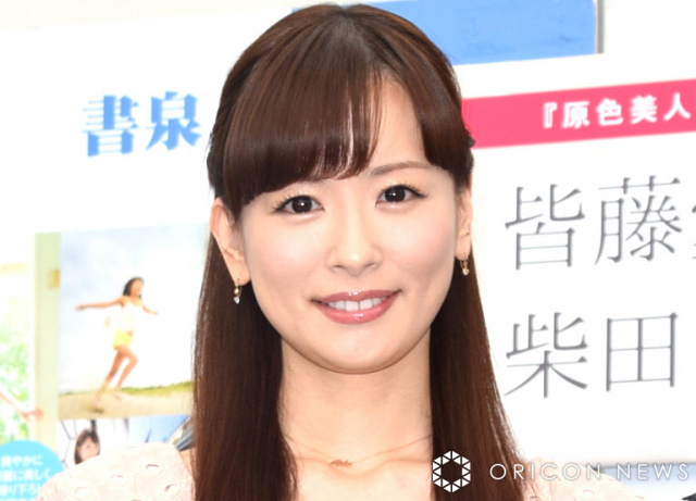 皆藤愛子、“ナマ脚”全開　ワイシャツをはだけさせ色っぽスタイル「反則！」「彼シャツ状態」「これは夢ですか？」