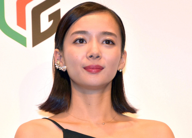 岡田紗佳のドヤ顔が話題　上から目線？に「ネット素材にされそう」「女帝感ハンパねぇって」