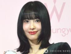 TWICE・モモ、印象ガラリ“金髪”に 大胆胸元の肌見せスタイルで「MISAMO はじまり」宣言