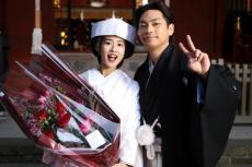 柳楽優弥＆黒島結菜、袴＆白無垢“結婚ショット”初解禁　『夏目アラタの結婚』オフショット