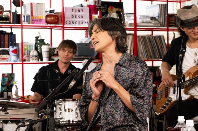 稲葉浩志、NHKオフィスで最強ツアーメンバーと演奏　地上波レギュラー化『tiny desk concerts JAPAN』初回