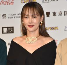 菊地凛子、胸元ざっくり艶やかドレス　『東京国際映画祭』フェスティバルナビゲーター