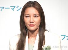 47歳・瀬戸朝香、“超ミニ丈”で圧巻美脚　ナマ脚あらわな夏コーデ「スタイル抜群」「肌が綺麗すぎです」