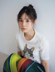 日向坂46小坂菜緒、猫Tシャツを着たおうちグラビア　『マガジン』表紙に久々登場