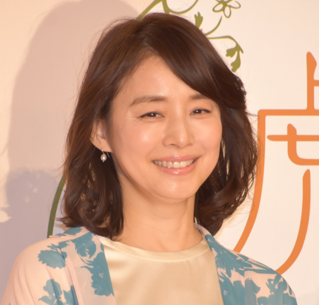 54歳・石田ゆり子、愛犬との近影に反響「めちゃ透明感あって素敵」「民衆を導く自由の女神のようです」