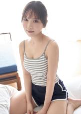 乃木坂46与田祐希、キャミソール姿の美肌ショット解禁　『トラマガ』特典ポスターに