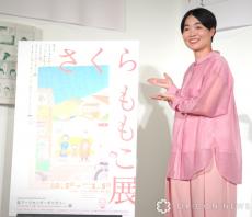 イモトアヤコ、全身ピンクで登場「こんな機会ない」　大ファン・さくらももこ展に来場