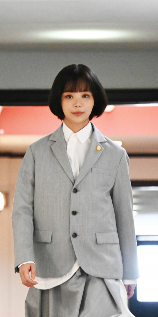 “モンスター弁護士”亮子（趣里）の法廷衣装は「アンリアレイジ」オリジナル　“型破り”な独特なデザイン