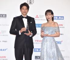 吉岡里帆、透明感が引き立つ“エレガントドレス”で魅了　内田篤人もうっとり