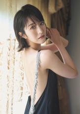 元櫻坂46土生瑞穂、ドレスから美背中を大胆披露　『週プレ』で卒業後初ソロ表紙