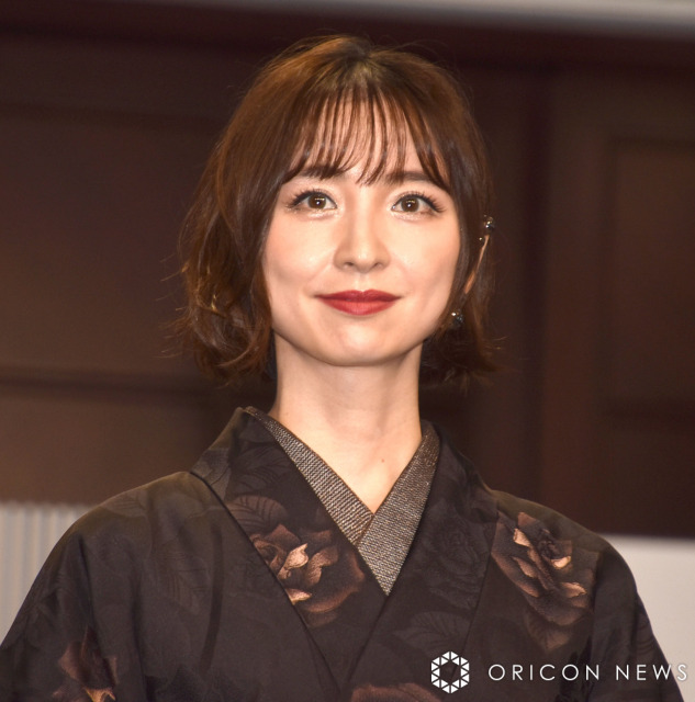 篠田麻里子「芯のある女性に」　ダークカラーの着物を着て宣言