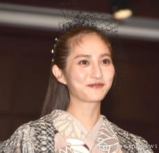 堀田茜、灰桜の着物姿で登場「心をつかまれた」　年齢重ね似合う色合いが変化