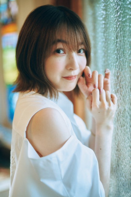 声優・上田麗奈『サンデー』巻頭グラビアに登場　肩出しコーデで可憐な表情