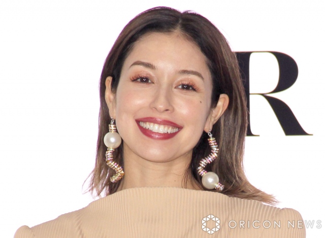 BENI、息子＆娘の2ショット公開　親子で“パリ大冒険”の様子が「とっても幸せそう」