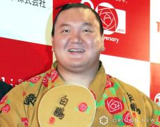 “元横綱・白鵬”宮城野親方、モノトーンコーデの近影が「渋い」「エレガント」　萬田久子が2ショットを公開