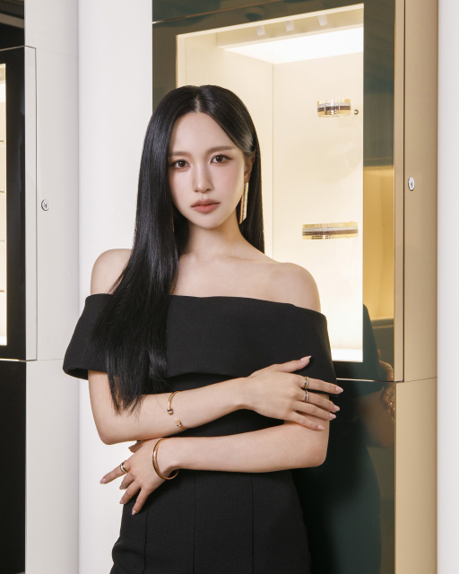 TWICE・MINA、ブシュロン総額1400万円ジュエリー着用　コーディネートは「ブラックにシックに」