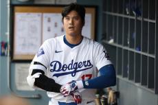 大谷翔平、ポケットに手を入れクールに出勤「白T…と思いきや柄つき」「すっきり爽やか」　リーグ優勝決定シリーズ初戦挑む