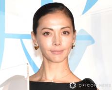 土屋アンナ、次女を“顔出し”「激似 2人とも美人さん」「天使」　寄り添う母娘ショットが話題