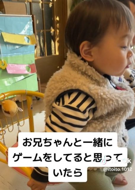 お昼寝しなかった1歳児、ゲームで遊んでいると思ったら…ママ想定内の出来事に「最高の癒やし」「全てが尊い」