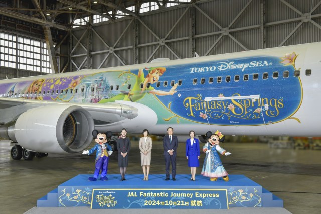 JAL、ディズニー『ファンタジースプリングス』テーマの特別塗装機　ヘッドレストカバーなど機内で世界観