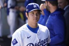 大谷翔平、コーチと恒例の“デコピンポーズ”　同僚の一発にベンチ飛び出す姿も、専属カメラマンが第6戦の貴重な瞬間激写