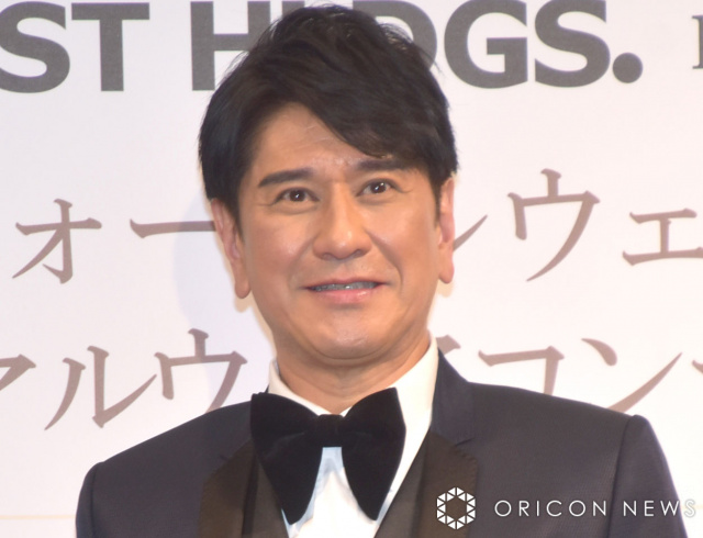 61歳・川崎麻世、21歳下の再婚相手と海で2ショット　裸足でギュッと肩寄せあい「ラブラブですね」