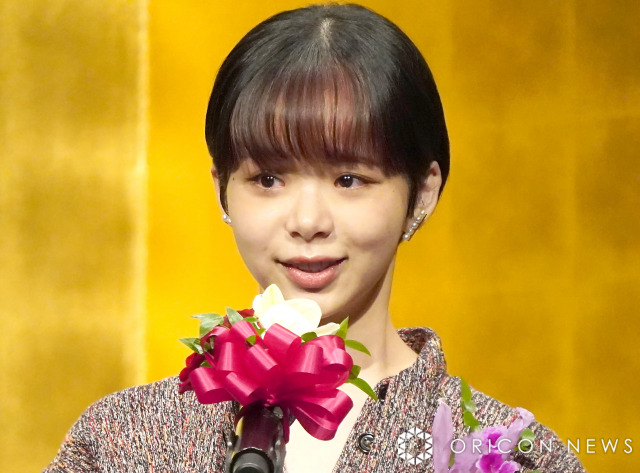 趣里、“浴衣＆メガネ姿”が「蘭ちゃんかと」「やっぱり蘭ちゃんに似てるね！」と反響　母は伊藤蘭