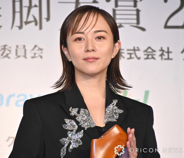 比嘉愛未、ほっそり美脚の抜群スタイル「短すぎましたかね（笑）張り切っちゃいました（笑）」【美脚大賞】