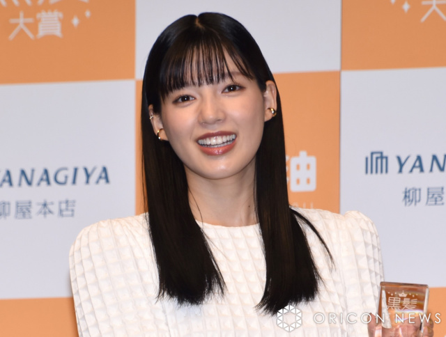 石井杏奈、“美谷間”のぞく大胆スタイル　はだけたニットで色気全開「透明感ヤバい！」「可愛すぎる」