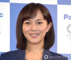 比嘉愛未、美脚全開“超ミニ丈”披露に「惚れ惚れする美しさ」「満場一致で優勝だ」　『美脚大賞』受賞