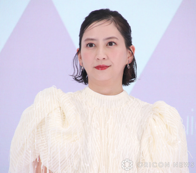 河北麻友子、美背中あらわの白ワンピースで登場「前からはかわいく後ろはドキっと」