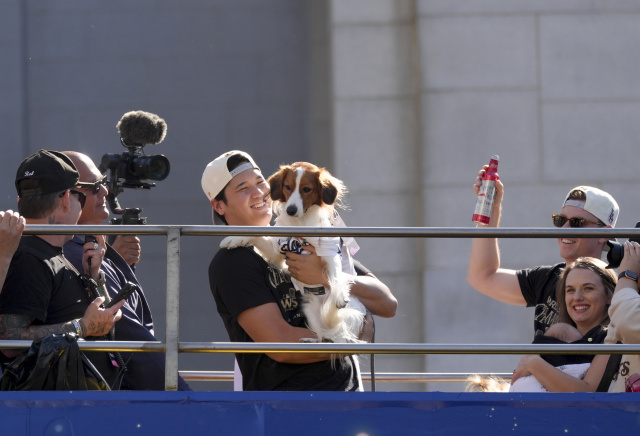 大谷翔平の愛犬・デコピン、パレード前の落ち着いた様子が話題「マジでお利口さんすぎません？」「賢い!!」「いい子だねぇ」